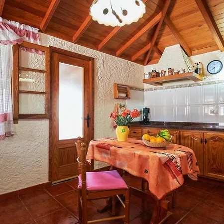 Дом отдыха Charming House In With Shared Pool