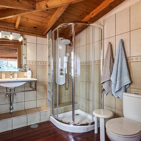 Дом отдыха Charming House In With Shared Pool